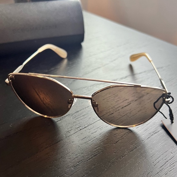 NWT BCBGMAXAZRIA 60mm Cat Eye Sunglasses in Pearl with Case and Cleaning Cloth - Picture 2 of 6